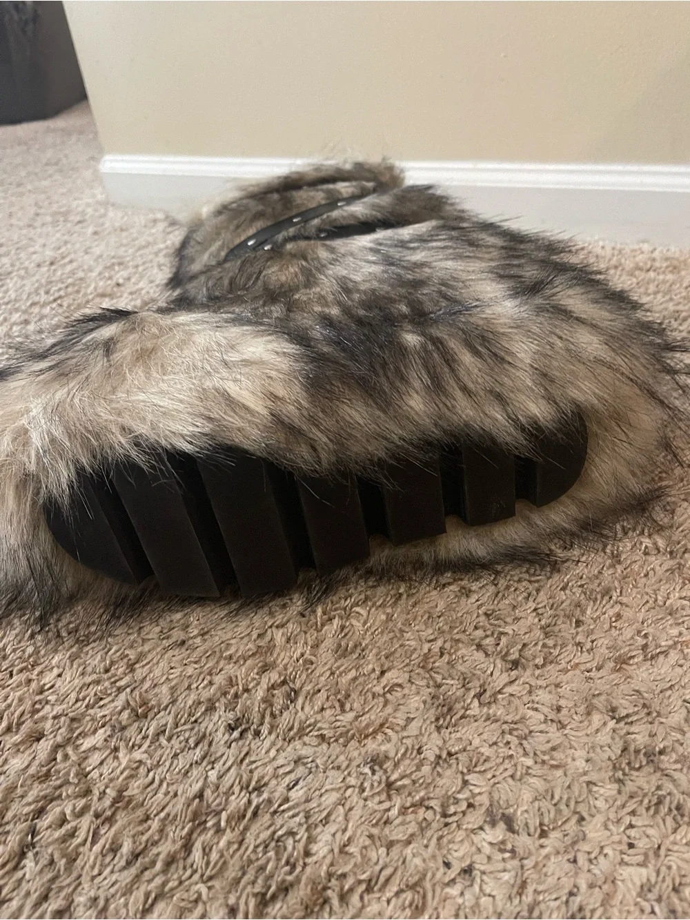 WILD INSTINCTS FAUX FUR BOOTS - OFF WHITE Sz 9